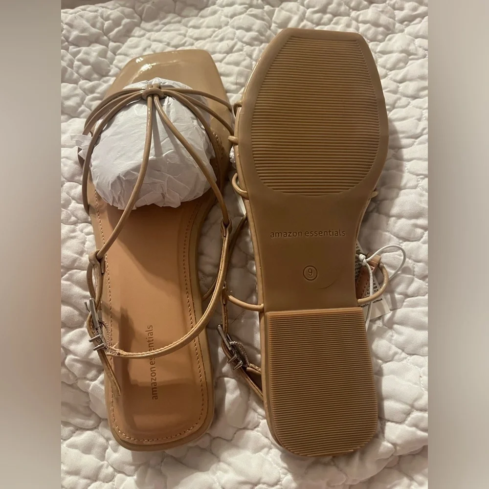 NWT Amazon Essentials Strappy Flat Sandals | Beige Patent | Size 9